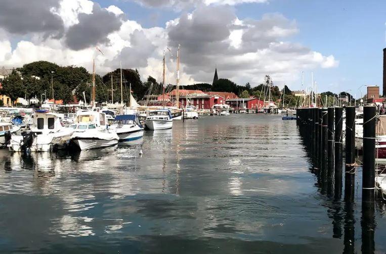 Im Bademantel An Den Strand Mit Terrasse Eckernförde Exterior foto